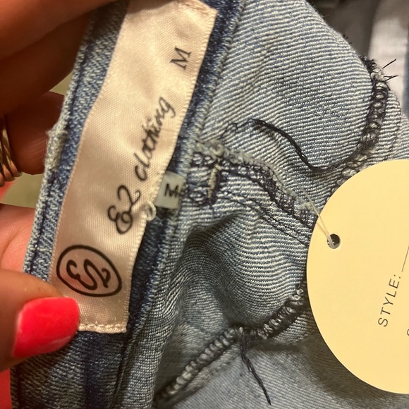 NWT Womens E2 very short cut offs with cream embellishment on front/back. - Picture 3 of 4